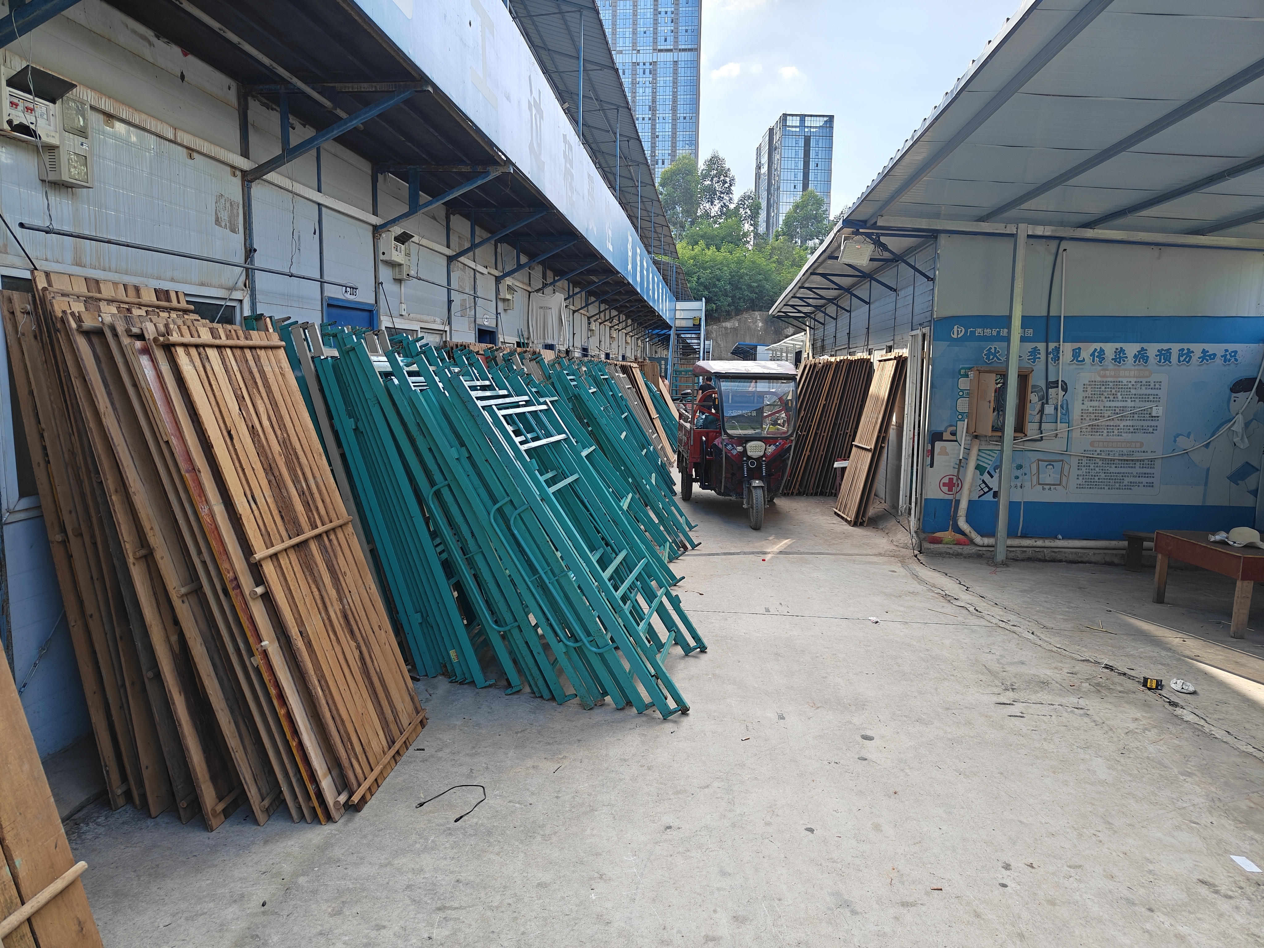 凤山100平方活动板房多少钱？2026最新排名，第一名竟能省一半成本！